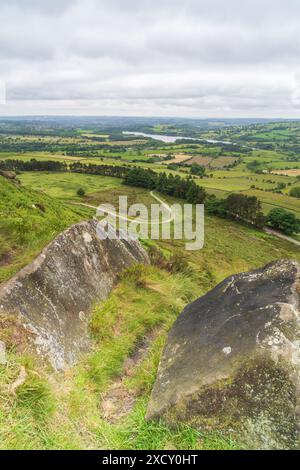 Blick von den Kakerlaken im Peak District in Staffordshire in Großbritannien an einem bewölkten Tag im Porträt Stockfoto