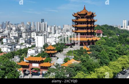 (240619) -- WUHAN, 19. Juni 2024 (Xinhua) -- ein Luftdrohnenfoto vom 3. Juni 2024 zeigt einen Blick auf den Gelben Kranturm in der Stadt Wuhan in der chinesischen Provinz Hubei. Der Storchturm in der Provinz Shanxi, der Tengwang Pavillon in der Provinz Jiangxi, der Yueyang Tower in der Provinz Hunan und der gelbe Kranturm in der Provinz Hubei, vier berühmte Wahrzeichen in Chinas zentraler Region, ziehen Touristen mit exquisiter architektonischer Kunst, herrlicher Landschaft und tiefer Geschichte und Kultur an. (Xinhua/Cheng Min.) Stockfoto