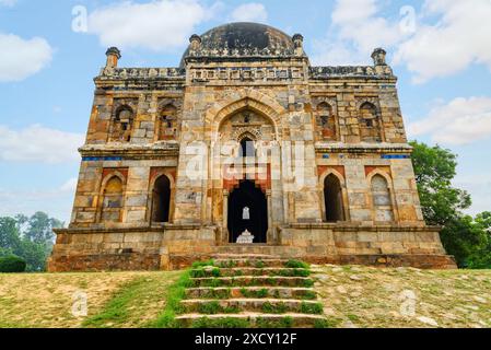 Fantastischer Blick auf Shish Gumbad in Lodi Gardens in Delhi, Indien. Das Grab ist eine beliebte Touristenattraktion Südasiens. Stockfoto