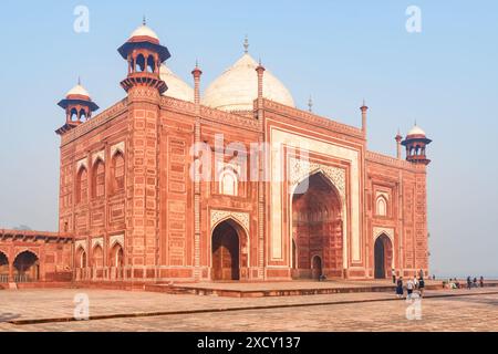 Die Kau Ban Moschee des Taj Mahal Komplexes auf blauem Himmel Hintergrund in Agra, Indien. Fantastisches Gebäude aus rotem Sandstein, das sich im Wasser des Pools spiegelt. Stockfoto