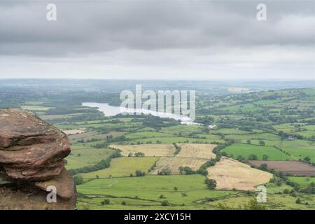 Ein Blick von den Kakerlaken, einem felsigen Bergrücken im Peak District, Großbritannien, mit Blick auf das Tittersworth Reservoir an einem bewölkten Tag Stockfoto