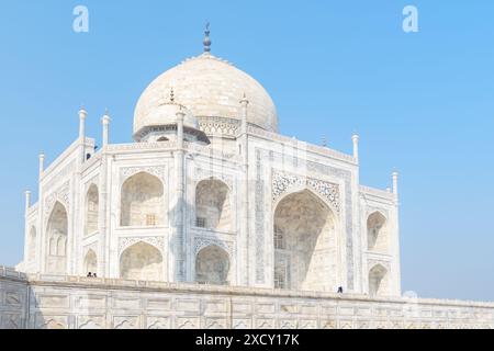 Fantastischer Blick auf das Taj Mahal auf blauem Himmel Hintergrund in Agra, Indien. Das Mausoleum aus weißem Marmor ist eine beliebte Touristenattraktion Südasiens. Stockfoto
