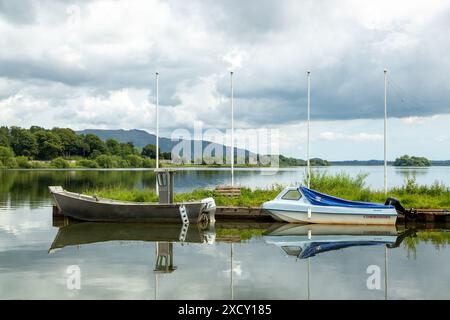 Boote liegen im Hafen von Kinross am Loch Leven. Stockfoto