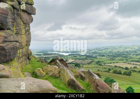 Ein Blick von den Kakerlaken im Peak District in Staffordshire, Großbritannien. Ein felsiger Bergrücken mit Blick auf die englische Landschaft und das Tittersworth Reservoir Stockfoto