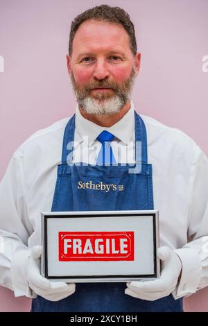 London, Großbritannien. Juni 2024. Andy Warhol, Fragile, Est. £100.000-150.000 - Eine Vorschau auf den Verkauf moderner und zeitgenössischer Kunst in Sotheby's New Bond Street Gallery. Der Verkauf findet am 25. Juni statt. Guy Bell/Alamy Live News Stockfoto