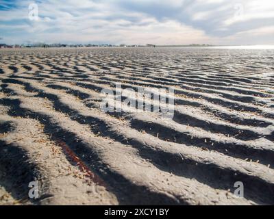 Flacher Weitwinkelblick über das ausgetrocknete und wellige Wattenmeer in Ostfriesland bei Bensersiel. Stockfoto