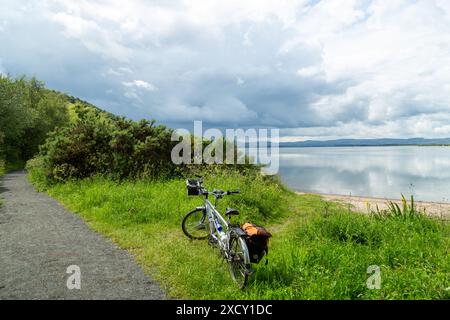 Ein Tandemfahrrad entlang des Loch Leven Radweges/Fußweges Stockfoto