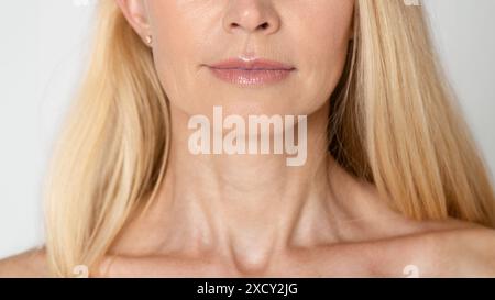 Nahaufnahme Porträt einer blonden Frau Hals und Schultern Stockfoto