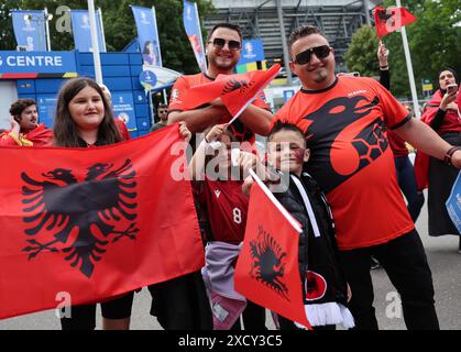 Hamburg, Deutschland. Juni 2024. Fußball: Europameisterschaft, Kroatien - Albanien, Vorrunde, Gruppe B, 2. Spieltag, Volksparkstadion Hamburg, Albanienfans kommen ins Stadion. Quelle: Jens Büttner/dpa/Alamy Live News Stockfoto