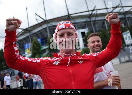 Hamburg, Deutschland. Juni 2024. Fußball: Europameisterschaft, Kroatien - Albanien, Vorrunde, Gruppe B, 2. Spieltag, das Volksparkstadion Hamburg, ein kroatischer Fan, kommt ins Stadion. Quelle: Jens Büttner/dpa/Alamy Live News Stockfoto