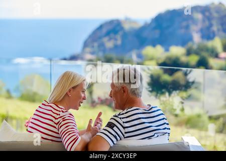 Älteres Paar, 60-70, trinken einen Kaffee, Getaria, Gipuzkoa, Baskenland, Spanien, Europa Stockfoto