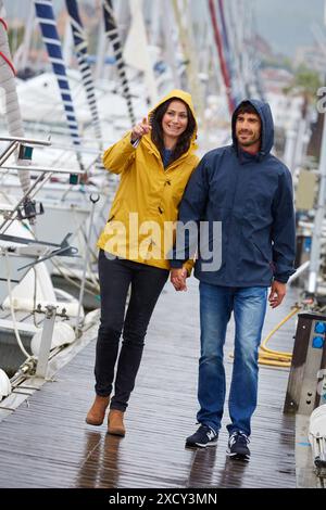 Zu zweit laufen. Regen. Yachthafen. Hendaye. Aquitanien. Frankreich. Stockfoto