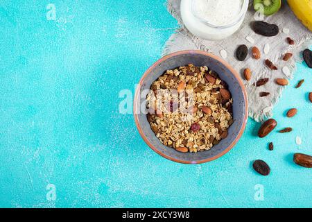Schüssel Müsli mit Nüssen, Beeren und Joghurt. Müslihafer mit Früchten Stockfoto