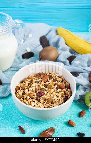 Schüssel Müsli mit Nüssen, Beeren und Joghurt. Müslihafer mit Früchten Stockfoto