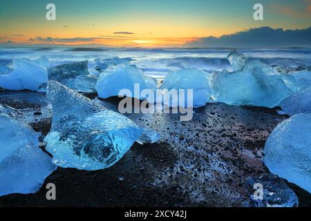 Geographie / Reise, Island, Eis am Diamond Beach, Joekulsarlon, Sonnenuntergang, Austurland, Ost-Island, ADDITIONAL-RIGHTS-CLEARANCE-INFO-NOT-AVAILABLE Stockfoto