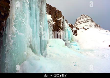 Geographie / Reise, Island, Eiskaskade Kirkjufellsfoss und Kirkjufell (Mount), Grundarfjoerdur, ADDITIONAL-RIGHTS-CLEARANCE-INFO-NOT-AVAILABLE Stockfoto