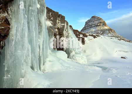 Geographie / Reise, Island, Eiskaskade Kirkjufellsfoss und Kirkjufell (Mount), Grundarfjoerdur, ADDITIONAL-RIGHTS-CLEARANCE-INFO-NOT-AVAILABLE Stockfoto