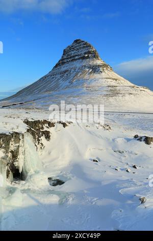 Geographie / Reise, Island, Eiskaskade Kirkjufellsfoss und Kirkjufell (Mount), Grundarfjoerdur, ADDITIONAL-RIGHTS-CLEARANCE-INFO-NOT-AVAILABLE Stockfoto