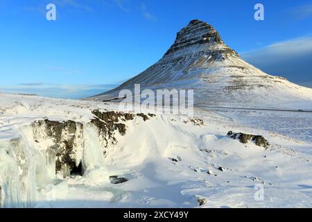 Geographie / Reise, Island, Eiskaskade Kirkjufellsfoss und Kirkjufell (Mount), Grundarfjoerdur, ADDITIONAL-RIGHTS-CLEARANCE-INFO-NOT-AVAILABLE Stockfoto