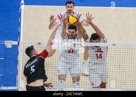 Pasay City, Philippinen. Juni 2024. Moritz Reichert (L) aus Deutschland spitzt den Ball während des Spiels zwischen Deutschland und Frankreich bei der Men's Volleyball Nations League (VNL) 2024 in Pasay City, den Philippinen, am 19. Juni 2024. Quelle: Rouelle Umali/Xinhua/Alamy Live News Stockfoto