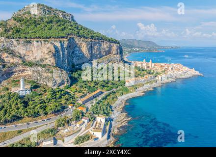 Blick aus der Vogelperspektive mit historischer Architektur, atemberaubender Küste und mediterranem Charme von Cefalu, Sizilien. Stockfoto