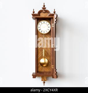 Eine antike, an der Wand montierte Großvateruhr aus Holz mit römischen Ziffern und einer Glastür auf weißem Hintergrund - 3D-Rendering Stockfoto