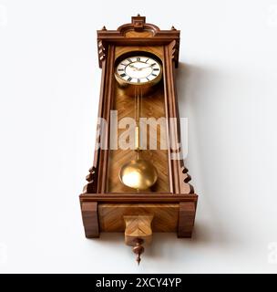 Eine antike, an der Wand montierte Großvateruhr aus Holz mit römischen Ziffern und einer Glastür auf weißem Hintergrund - 3D-Rendering Stockfoto