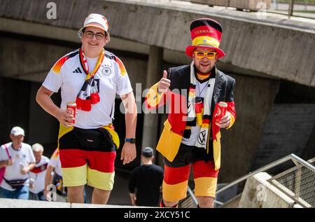 Stuttgart, Deutschland. Juni 2024. Fußball: Europameisterschaft, öffentliche Betrachtung Ungarn - Deutschland. Deutschland-Fans laufen in Richtung Stadtgarten, um gemeinsam zu feiern, bevor das Spiel beginnt. Quelle: Christoph Schmidt/dpa/Alamy Live News Stockfoto