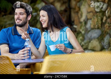 Paar auf der Terrasse Kaffee, Plage du Port Vieux, Biarritz Pyrenees Atlantiques, Frankreich, Europa Stockfoto