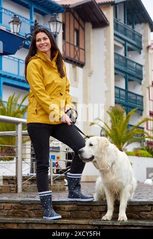 Frau mit Hund. Regen. Sokoburu. Hendaye. Aquitanien. Frankreich. Stockfoto