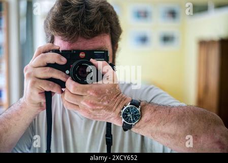 Selbstporträt von Guido Koppes Selbstporträt mit Leica von Guido Koppes. Tilburg, Niederlande. MRYES Tilburg Studio Tuinstraat Noord-Brabant Nederland Copyright: XGuidoxKoppesxPhotox Stockfoto