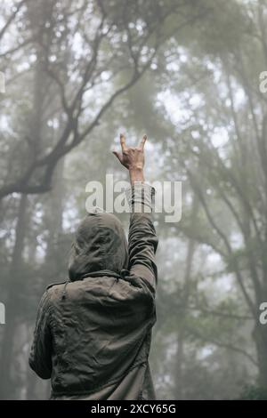 Der Mann benutzt Gebärdensprache Ich liebe dich, um seine Liebe und Freundschaft auszudrücken, seinen Freund und Geliebten. Gebärdensprache, die das Symbol „Ich liebe dich“ zeigt, um die Liebe f auszudrücken Stockfoto