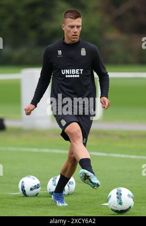 Charleroi, Belgien. Juni 2024. Charlerois Daan Heymans wurde während eines Trainings der belgischen Fußballmannschaft Sporting Charleroi am Mittwoch, den 19. Juni 2024 in Charleroi in Vorbereitung auf die kommende Saison 2024-2025 in der ersten Liga in Aktion gezeigt. BELGA PHOTO VIRGINIE LEFOUR Credit: Belga News Agency/Alamy Live News Stockfoto