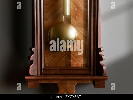 Eine antike, an der Wand montierte Großvateruhr aus Holz mit römischen Ziffern und einer Glastür auf einem schwach beleuchteten Innenhintergrund - 3D-Rendering Stockfoto