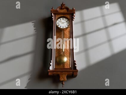 Eine antike, an der Wand montierte Großvateruhr aus Holz mit römischen Ziffern und einer Glastür auf einem schwach beleuchteten Innenhintergrund - 3D-Rendering Stockfoto