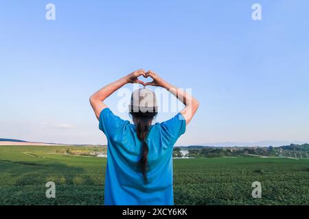 Ein junger Mann benutzt Gebärdensprache, um seine Liebe und Freundschaft zu seinem Freund und Liebhaber auszudrücken. Das Konzept der Gebärdensprache zeigt ein Herzsymbol, um Liebe auszudrücken, f Stockfoto