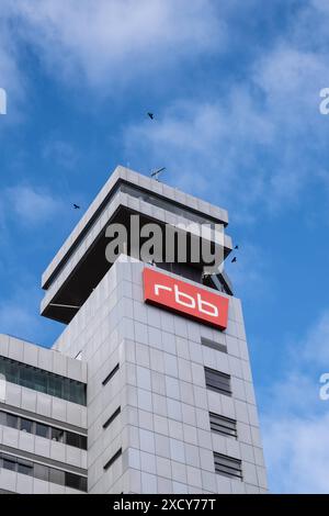 rbb-Logo auf dem Dach des RBB-Fernsehzentrums des Radio Berlin Brandenburg an der Masurenallee Berlin Charlottenburg-Wilmersdorf Berlin Deutschland *** rbb-Logo auf dem Dach des RBB-Fernsehzentrums von Radio Berlin Brandenburg auf der Masurenallee Berlin Charlottenburg Wilmersdorf Berlin Deutschland Stockfoto