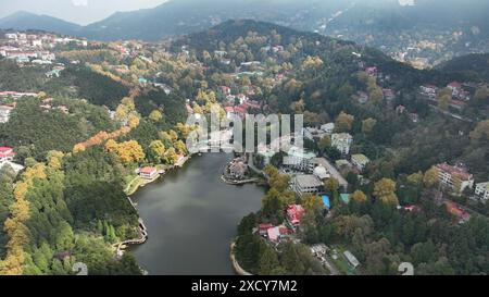 (240619) -- LUSHAN, 19. Juni 2024 (Xinhua) -- ein Luftdrohnenfoto vom 20. Oktober 2023 zeigt einen Blick auf den Ruqin See in der Stadt Lushan, Chinas Provinz Jiangxi. In den letzten Jahren wurde beharrlich versucht, die Umwelt in der Zentralregion des Landes zu schützen und damit eine grüne Grundlage für eine qualitativ hochwertige Entwicklung zu schaffen. (Xinhua/Zhou Mi) Stockfoto