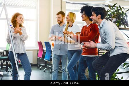 Verschiedene Gruppe von Kollegen, die an Teambuilding-Aktivitäten teilnehmen Stockfoto