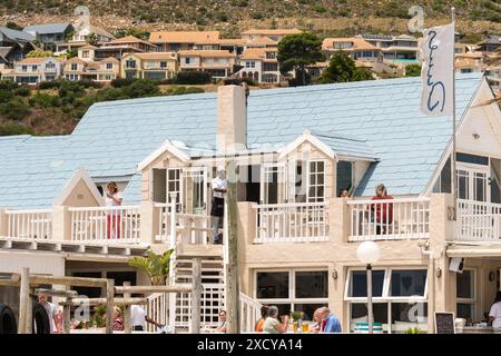 Hout Bay Restaurant, Kapstadt, Südafrika an einem Sommertag mit Leuten oder Dinern, die ein Mittagessen im Freien genießen oder Konzeptreisen, Speisen und Getränke im Freien genießen Stockfoto
