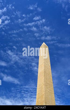 Washington DC, USA – 30. Mai 2024: Das Washington Monument in Washington DC steht vor einem blauen Himmel Stockfoto