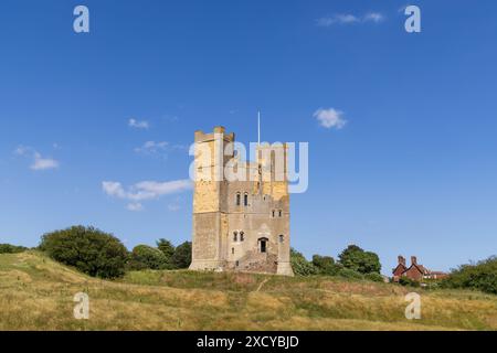 Äußere von Orford Castle an einem sonnigen Tag. Stockfoto