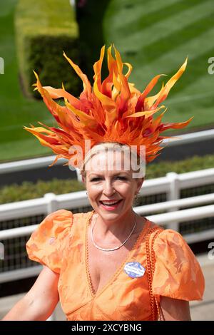 Ascot, Großbritannien. Juni 2024. Der Ascot Milliner Vivi Jenner (orange) trägt einen ihrer auffälligen Kopfschmuck am zweiten Tag von Royal Ascot auf der Ascot Racecourse in Berkshire. Quelle: Maureen McLean/Alamy Live News Stockfoto