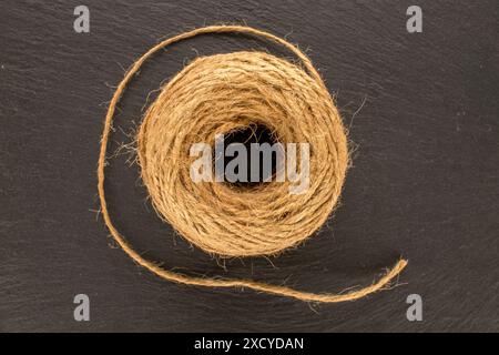 Juteseil auf Schieferstein, Makro, Draufsicht. Stockfoto