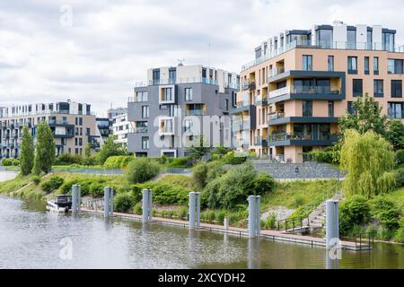 Prag, Tschechische Republik - 11. Juni 2024: Luxuriöse Residenz mit moderner HAFENARCHITEKTUR in der Nähe der Moldau am Sommertag Stockfoto