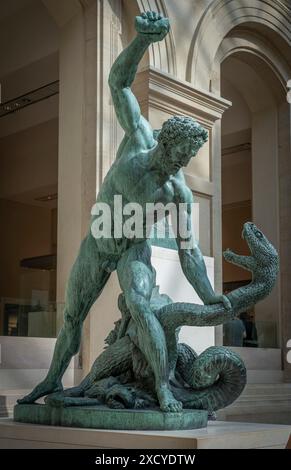 Paris, Frankreich - 06 14 2024: Le Louvre Museum. Herkules kämpfte gegen Achelous in eine Schlange verwandelt, die von Francois-Joseph Bosio geschnitzt wurde Stockfoto