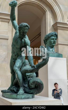 Paris, Frankreich - 06 14 2024: Le Louvre Museum. Herkules kämpfte gegen Achelous in eine Schlange verwandelt, die von Francois-Joseph Bosio geschnitzt wurde Stockfoto