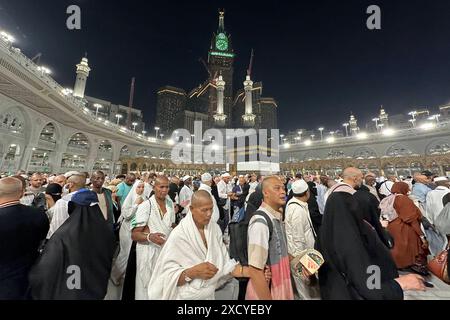 Muslimische Pilger versammeln sich, um die Abschiedsumgehung oder Tawaf zu vollziehen , siebenmal um die Kaaba zu kreisen muslimische Pilger versammeln sich um die Abschiedsumgehung oder Tawaf , siebenmal um die Kaaba, den heiligsten Schrein des Islam, in der Großen Moschee in der heiligen Stadt Mekka am Ende der jährlichen Hadschpilgerfahrt am 19. Juni 2024. Medhat Hajjaj apaimages Mekka Saudi Arabien 190624 Mecca MH 0013 Copyright: XapaimagesxMedhatxHajjajxxapaimagesx Stockfoto