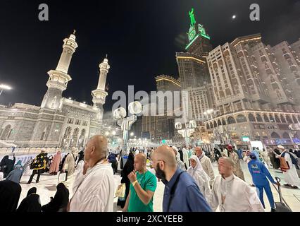 Muslimische Pilger versammeln sich, um die Abschiedsumgehung oder Tawaf zu vollziehen , siebenmal um die Kaaba zu kreisen muslimische Pilger versammeln sich um die Abschiedsumgehung oder Tawaf , siebenmal um die Kaaba, den heiligsten Schrein des Islam, in der Großen Moschee in der heiligen Stadt Mekka am Ende der jährlichen Hadschpilgerfahrt am 19. Juni 2024. Medhat Hajjaj apaimages Mekka Saudi Arabien 190624 Mecca MH 004 Copyright: XapaimagesxMedhatxHajjajxxapaimagesx Stockfoto