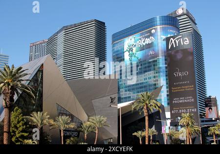 LAS VEGAS, NEVADA, USA-07.JUNI 2011: The Cosmopolitan , Aria Hotel und Luxusgeschäfte Stockfoto